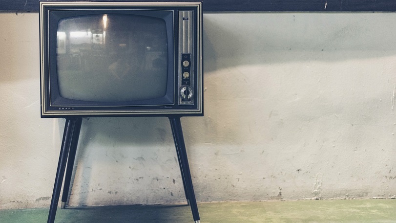 un televisore vintage davanti a una parete bianca
